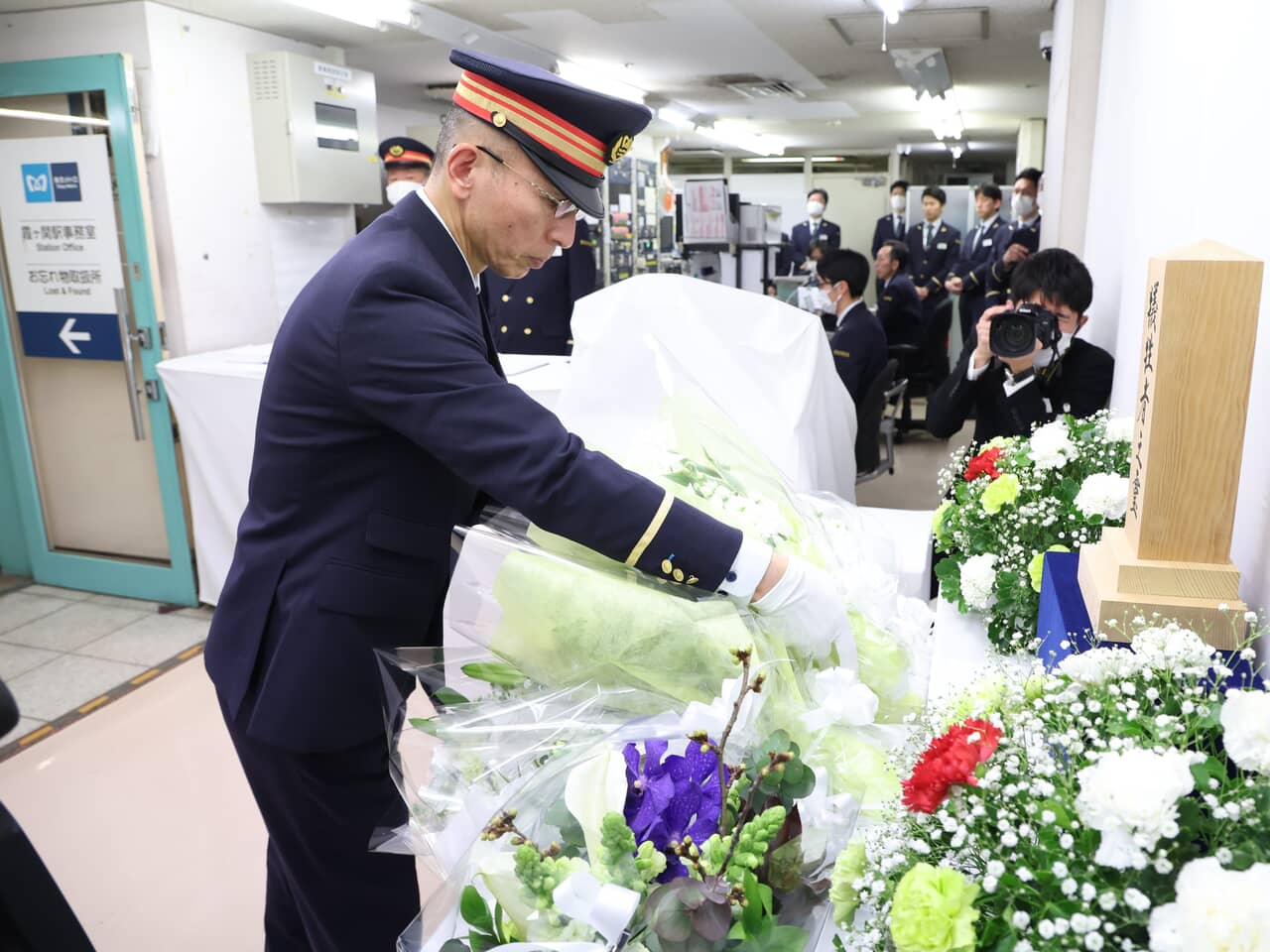 ▲霞ケ関駅で献花する林隆弥・同駅務管区長