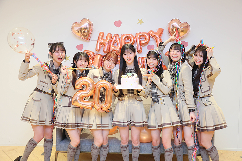サプライズバースデーの祝福を受けた八木愛月(中央)／左から山内瑞葵、花田藍衣、倉野尾成美、八木愛月、佐藤綺星、坂川陽香、伊藤百花