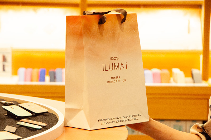 一部店舗で購入時には、特別デザインの専用ショッパーで提供