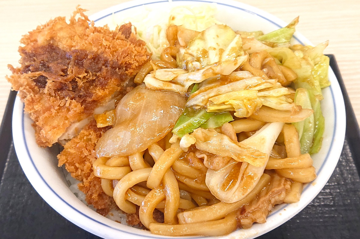 炭水化物の暴力！かつや、ホルモン焼きうどん×チキンカツ丼を実食