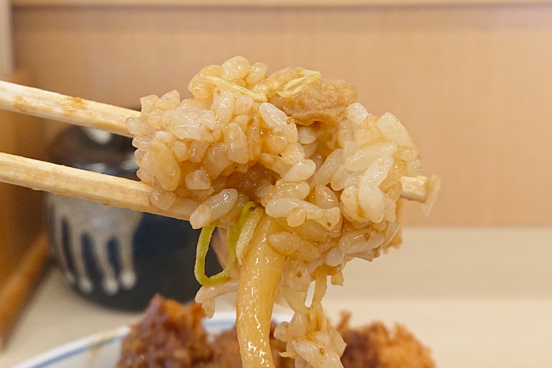 味噌ダレがたっぷりしみこんだご飯