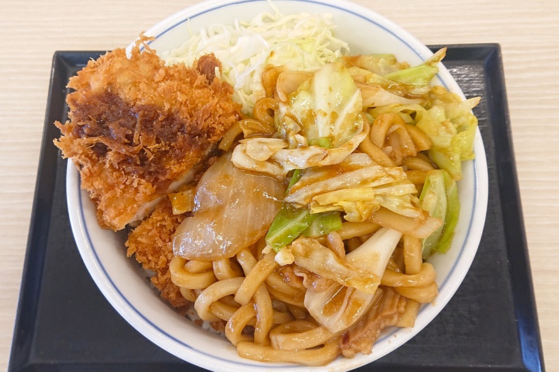 「ホルモン焼きうどんとチキンカツの合い盛り丼」（税込869円）の「ご飯大盛」（税込165円）