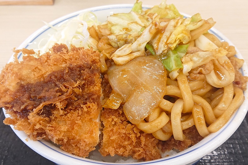 見事なまでに茶色の「ホルモン焼きうどんとチキンカツの合い盛り丼」
