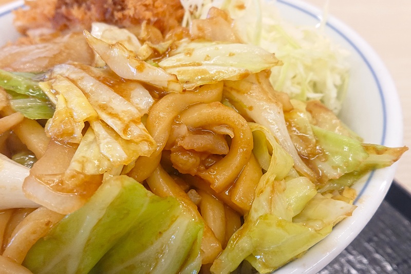 特製の味噌ダレがしみこんでいるホルモン焼きうどん
