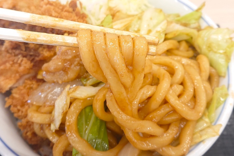甘めの味噌ダレの風味が口の中いっぱいに広がる焼きうどん