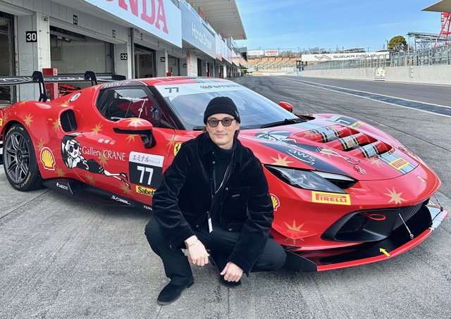 ▲フェラーリを前にポーズを取るDAICHI MIURAこと、三浦大地氏