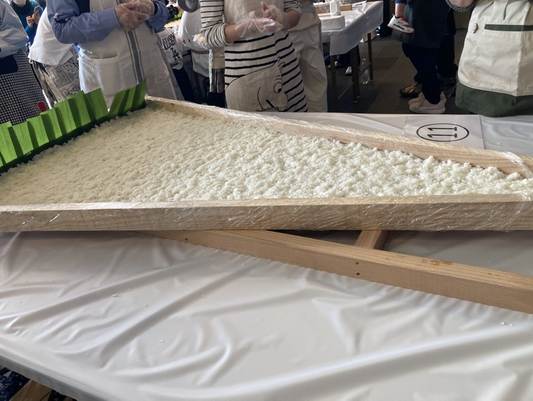 酢飯が敷き詰められた木枠