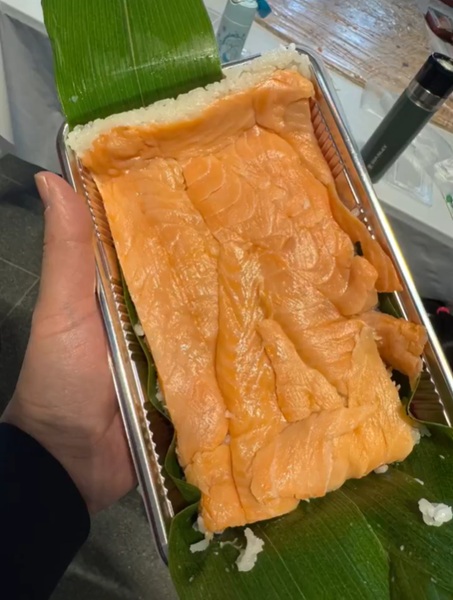 個別に分けられたます寿し