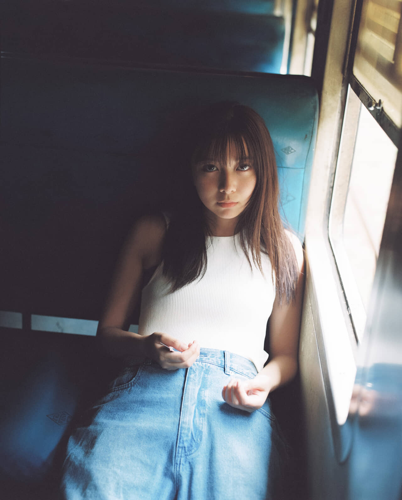 ▲TVでは物憂げな表情も 写真：Ⓒ松岡一哲 ／講談社