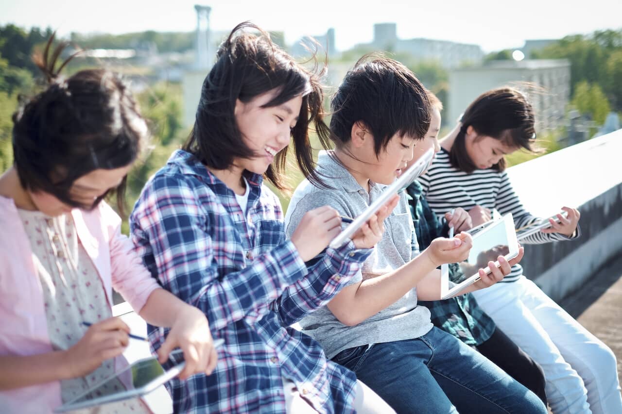 厚生労働省の発表によれば、2024年の自殺者数で小中高生は527人（前年比14人増）で、統計を取り始めた1980年以降で過去最多となった。インターネットでの書き込みが自殺の原因ともいわれているのに、一人一台タブレット端末配布の頓馬ぶり。
