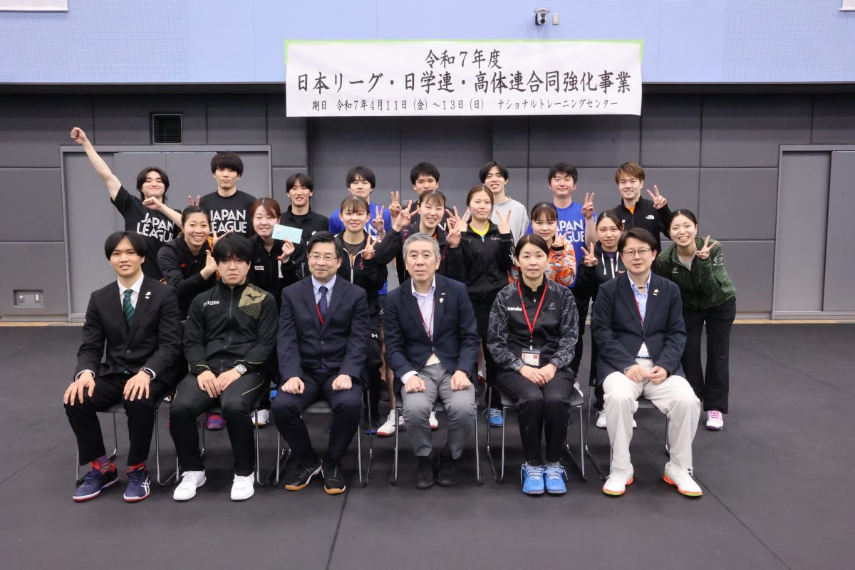 写真:日本卓球リーグ実業団連盟参加者の集合写真 前列右から3人目が佐藤真二氏/撮影:ラリーズ編集部