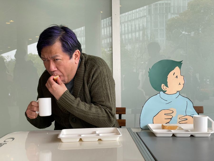 「隣席の子どものパンを盗むおじさん」のコスプレ