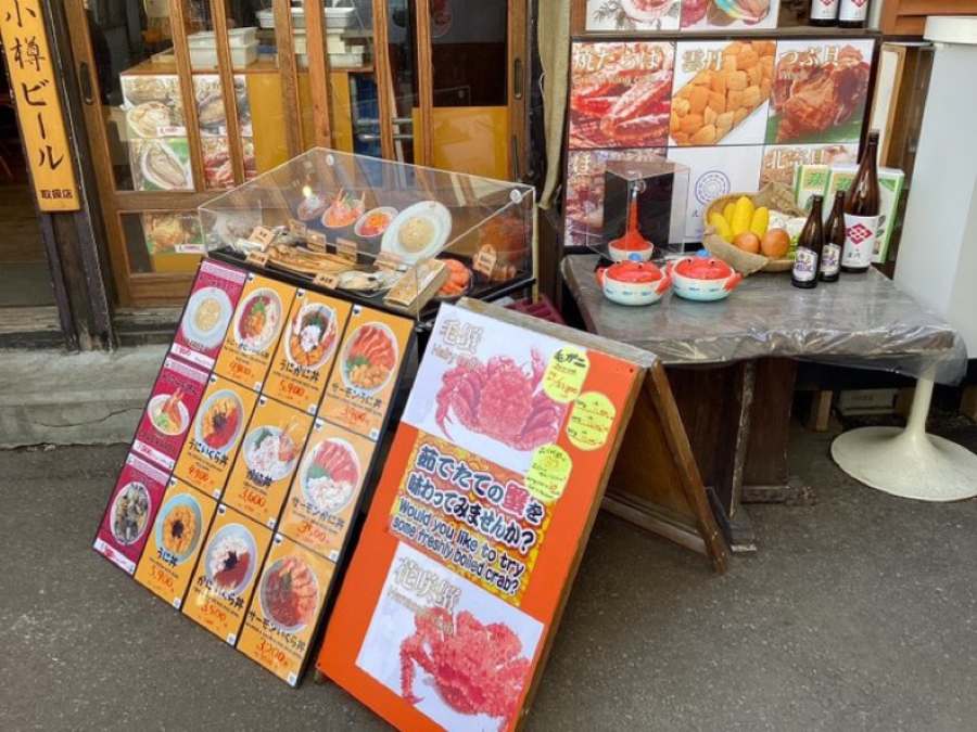 作品は「えんがわ 小樽本店」（小樽市堺町）の店頭に設置されています