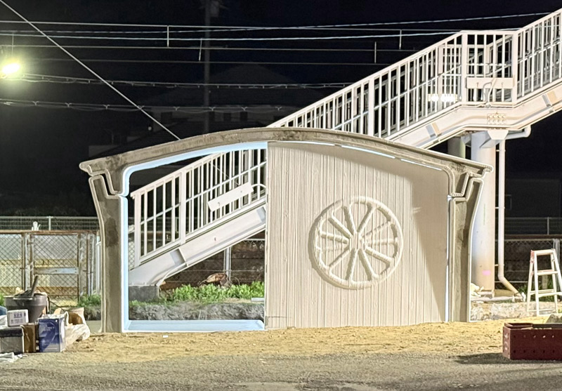 組み立て途中の駅舎