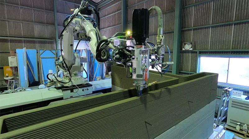 3Dプリンターで壁パーツを出力する様子