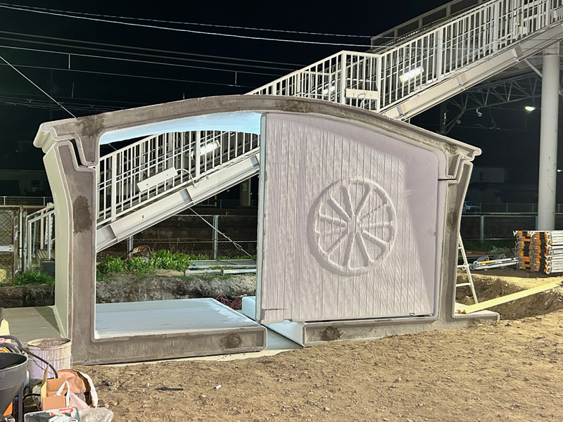組み立て途中の駅舎