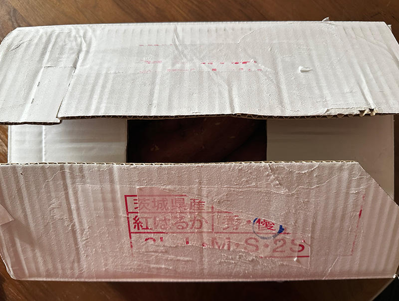 ç®±ã«ã¯ããšãèç©èªãã瀺ã衚èšã¯äžåãªããèšåçã«å®åšããèåå±ã®ååãšé»è©±çªå·ãèšèŒãããŠãã