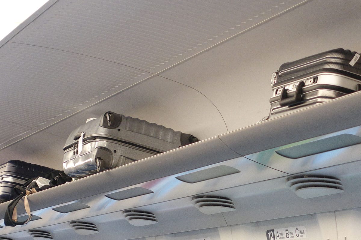 新幹線に乗るとき大きな荷物ってどこに置くのが正解なの!?　JR東と西で異なるルールに注意！の画像1