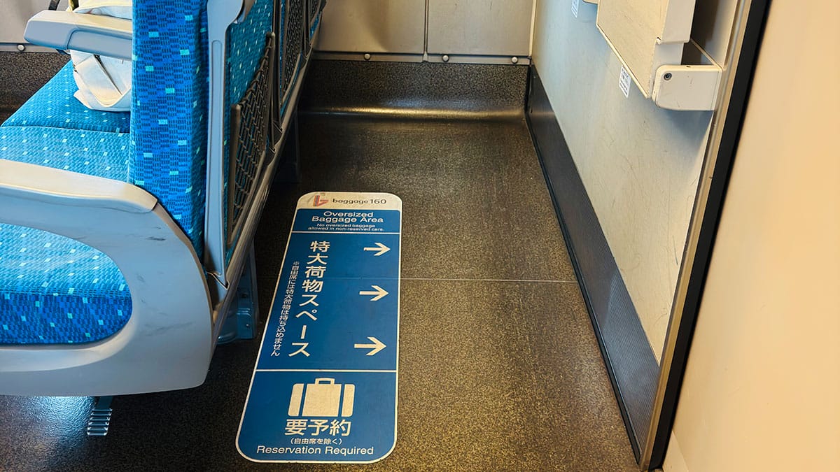 新幹線に乗るとき大きな荷物ってどこに置くのが正解なの!?　JR東と西で異なるルールに注意！の画像1