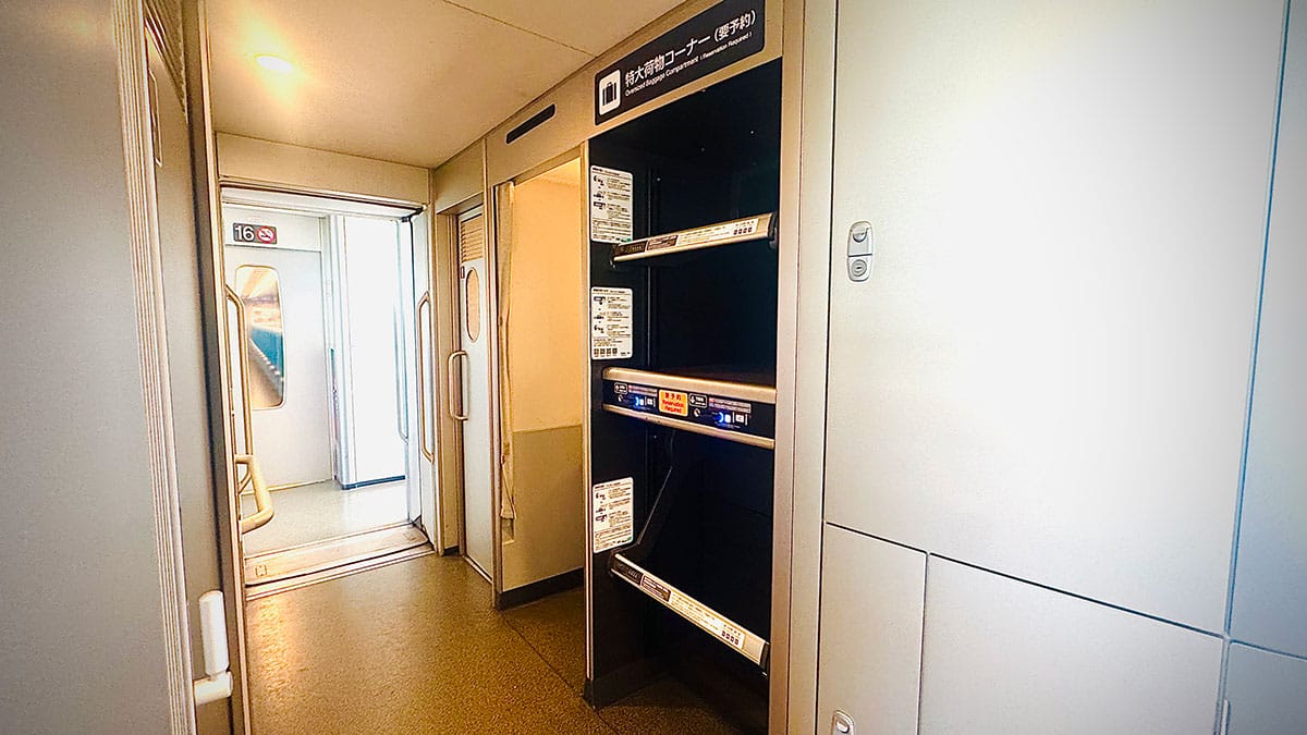 新幹線に乗るとき大きな荷物ってどこに置くのが正解なの!?　JR東と西で異なるルールに注意！の画像1