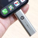 iPhone 16の256GBモデルは不要!? 128GBのUSBメモリを買えば差額1万5000円がたった1,924円で済む!