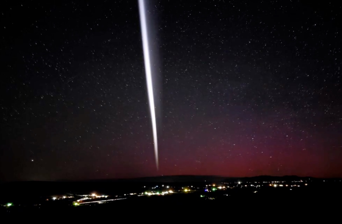 目撃者多数！夜空を切り裂いた「超高速の謎の光線」SNSで憶測の嵐！の画像1