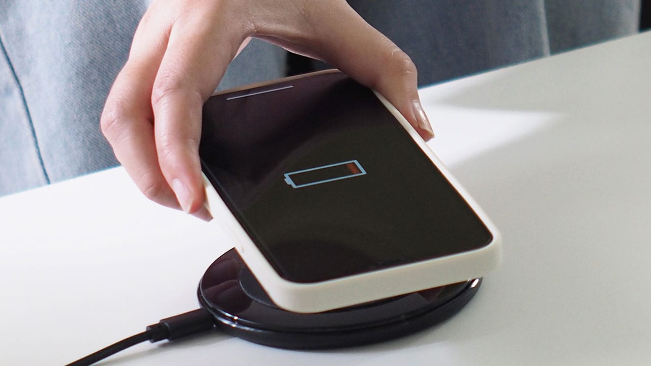 ワイヤレス充電はなぜ充電できる？　充電の仕組みや「Qi（チー）」「MagSafe」の違いの画像1