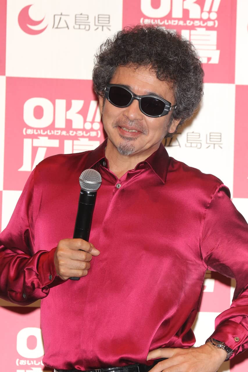 ▲ド派手赤シャツとサングラスで登場した奥田
