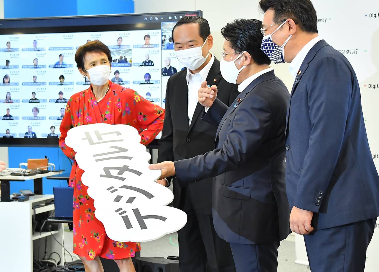 デジタル庁発足式に出席した平井卓也デジタル大臣（中央右）と石倉洋子デジタル監（左）ら（2021年9月1日当時）