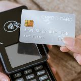 クレカの「差し込み」は時代遅れ？ 急激に広がる「タッチ決済」のシェア