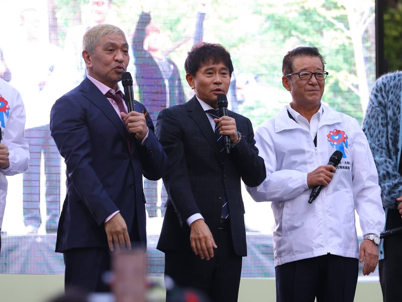 ▲【御堂筋ランウェイ2022】 ステージ上でトークするダウンタウン・松本人志、浜田雅功、松井一郎大阪市長=大阪市中央区