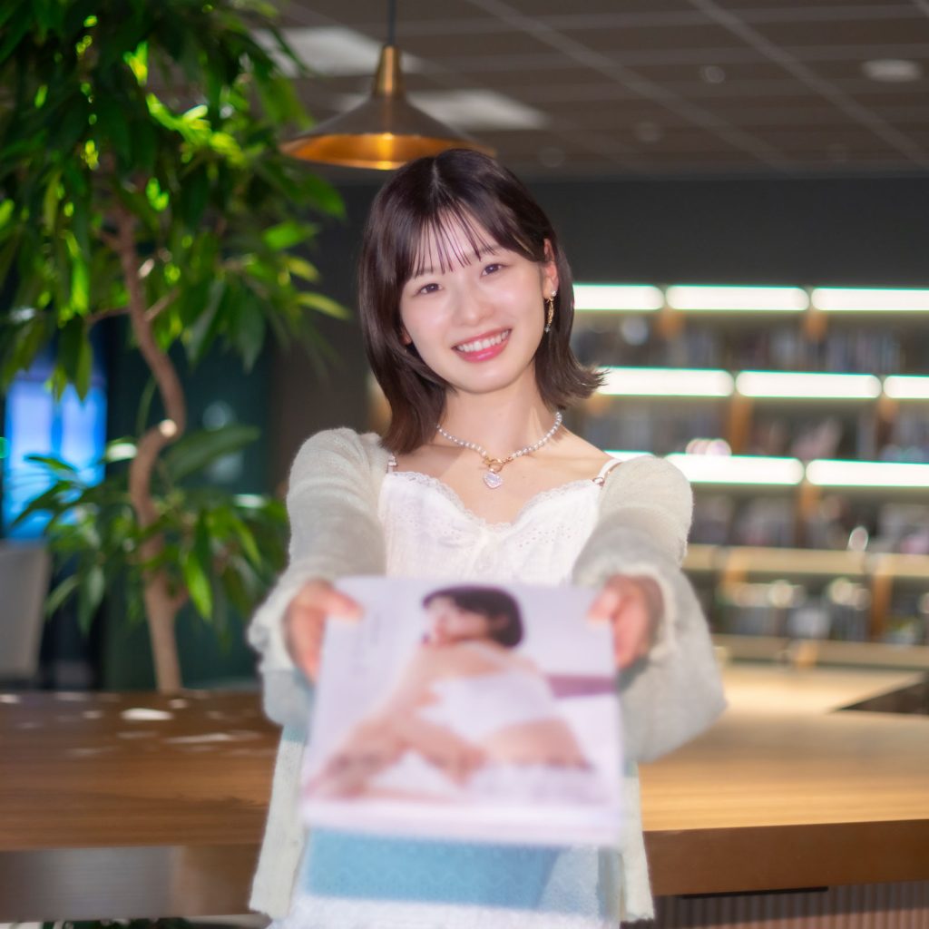 1st写真集『ナナミイロ』を発売した浅井七海にインタビュー