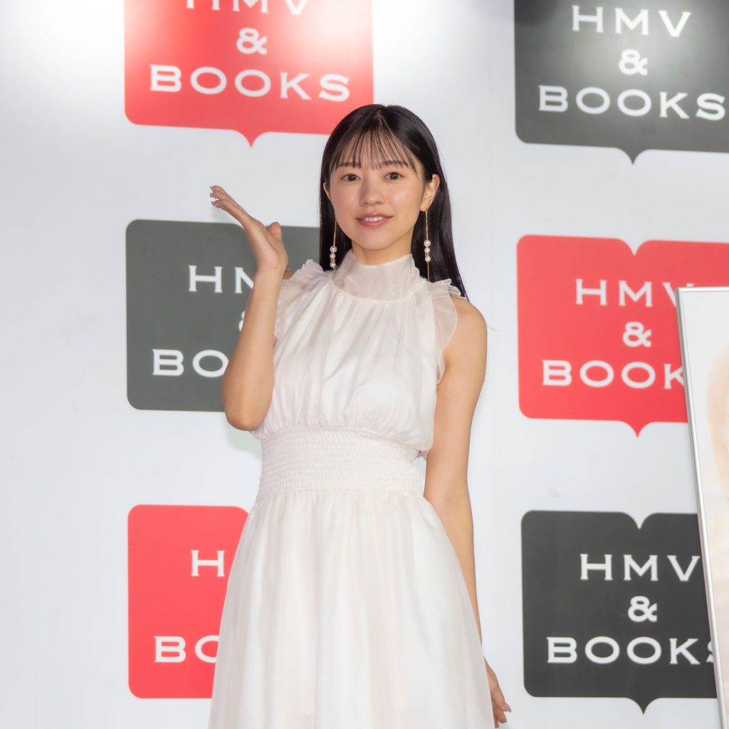 1st写真集『タカラモノ』発売記念取材会に出席した髙木悠未