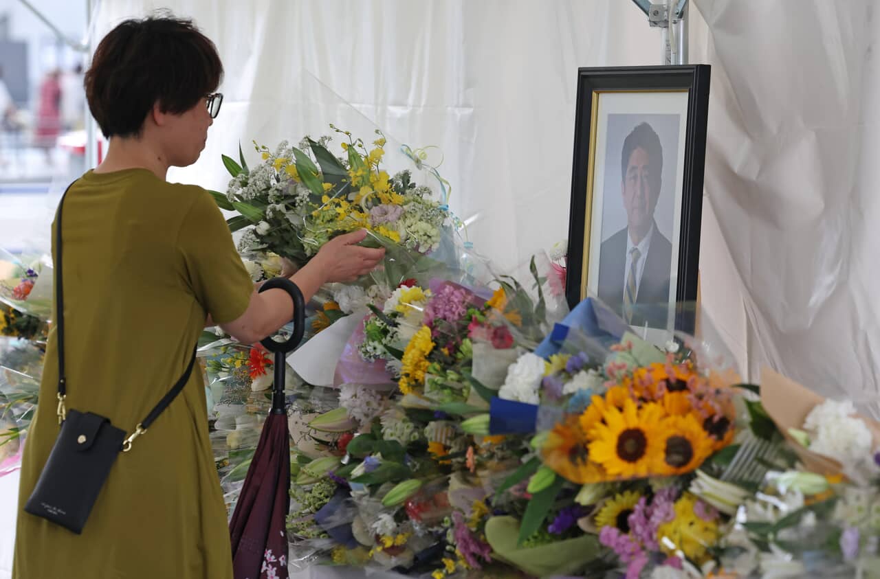 ▲【安倍晋三元首相銃撃3年】安倍晋三元首相の銃撃から3年となり、現場近くに設けられた献花台には多くの人が訪れ、手を合わせた=8日午後、奈良市