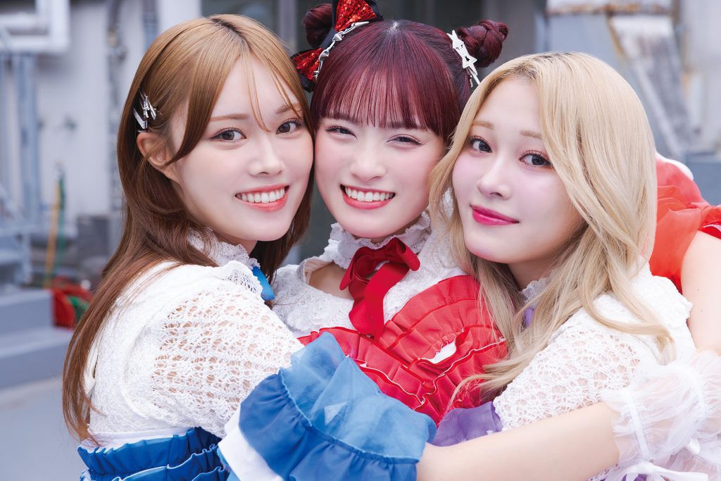 写真左から、葉月結菜(はづき ゆな)・北美梨寧(きたみ りね)・伊達花彩(だて かあや)