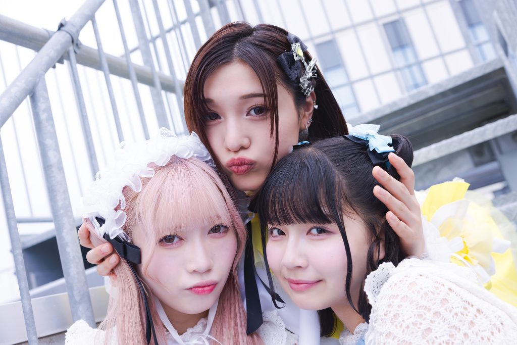 安杜羽加(やすもり うか／写真上)、律月ひかる(りつき ひかる／写真左下)、藤谷美海(ふじたに みう／写真右下)