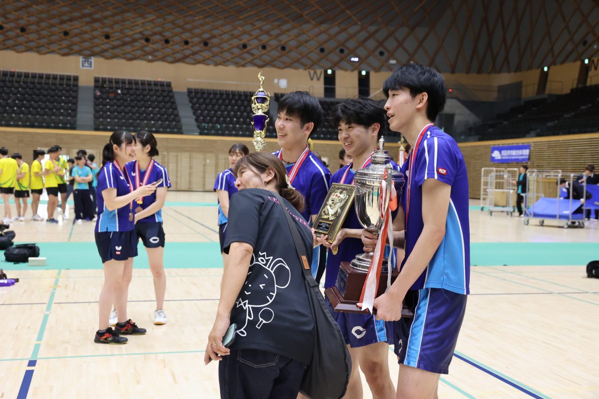 写真：表彰式後の同期3人組/撮影：ラリーズ編集部