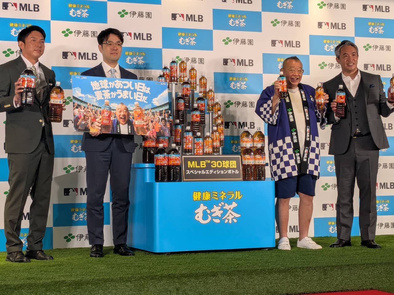 ▲川﨑宗則（左）、笑福亭鶴瓶（右から二人目）、五十嵐亮太（右）