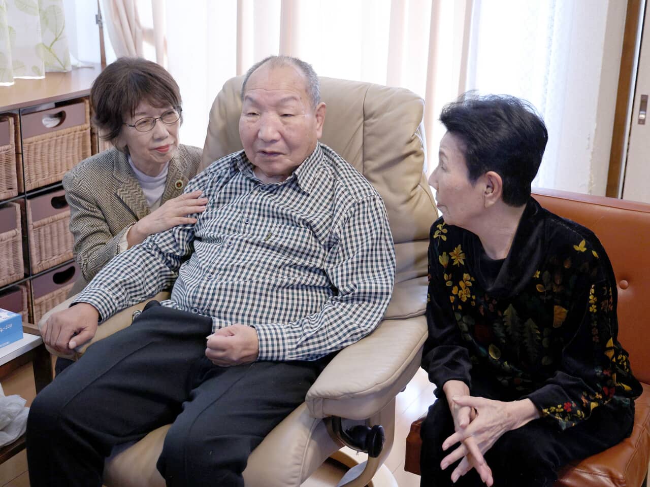 ▲静岡地検の山田英夫検事正からの謝罪を受ける袴田巌さんと姉ひで子さん
