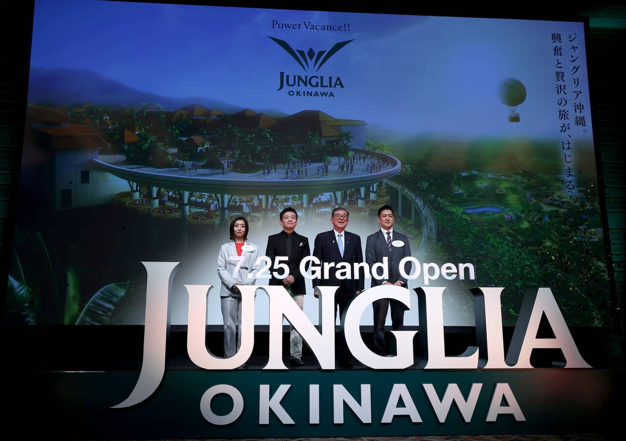 【テーマパーク「ＪＵＮＧＬＩＡ　ＯＫＩＮＡＷＡ（ジャングリア沖縄）」記者会見】フォトセッションに臨む（左から）ジャパンエンターテイメントの森崎菜穂美ＣＭＯ、株式会社刀の森岡毅ＣＥＯ、石破茂首相、ジャパンエンターテイメントの加藤健史ＣＥＯ