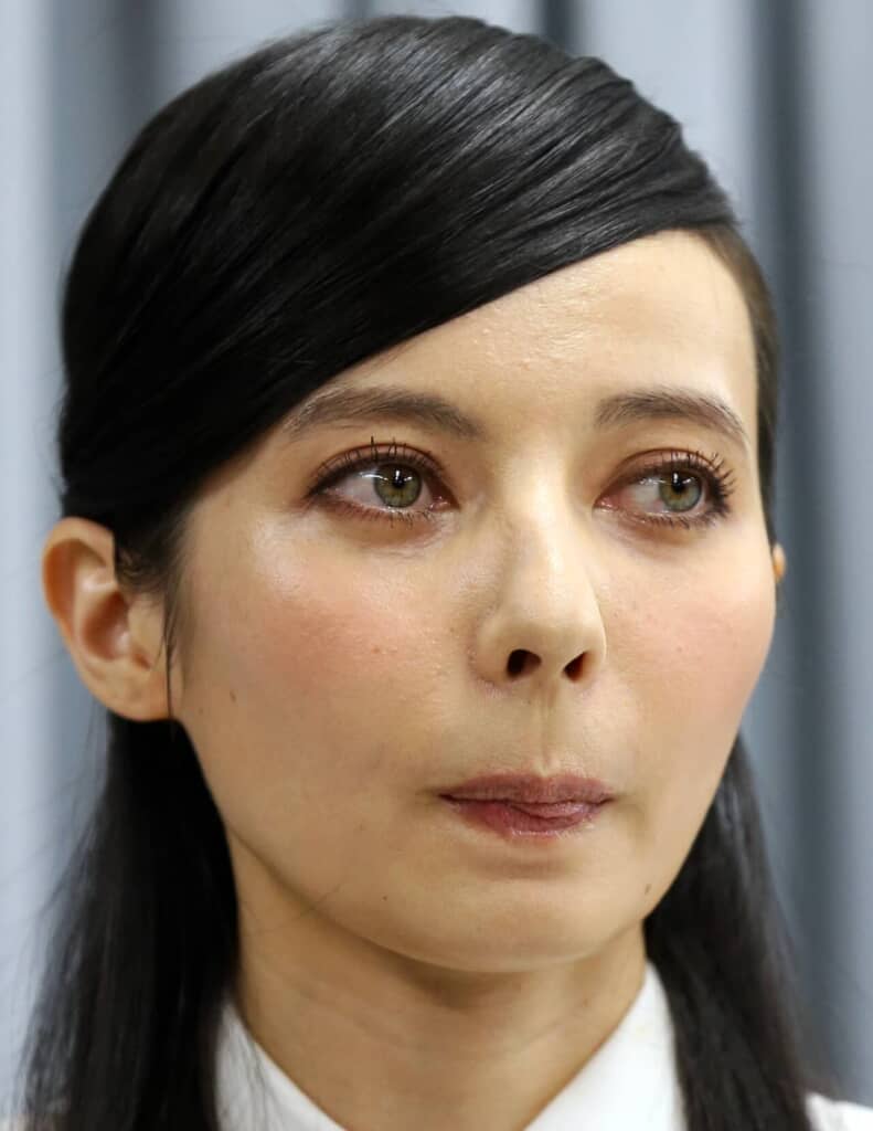バンド「ゲスの極み乙女。」の川谷絵音との不倫交際報道で会見するベッキー（2016年1月6日）