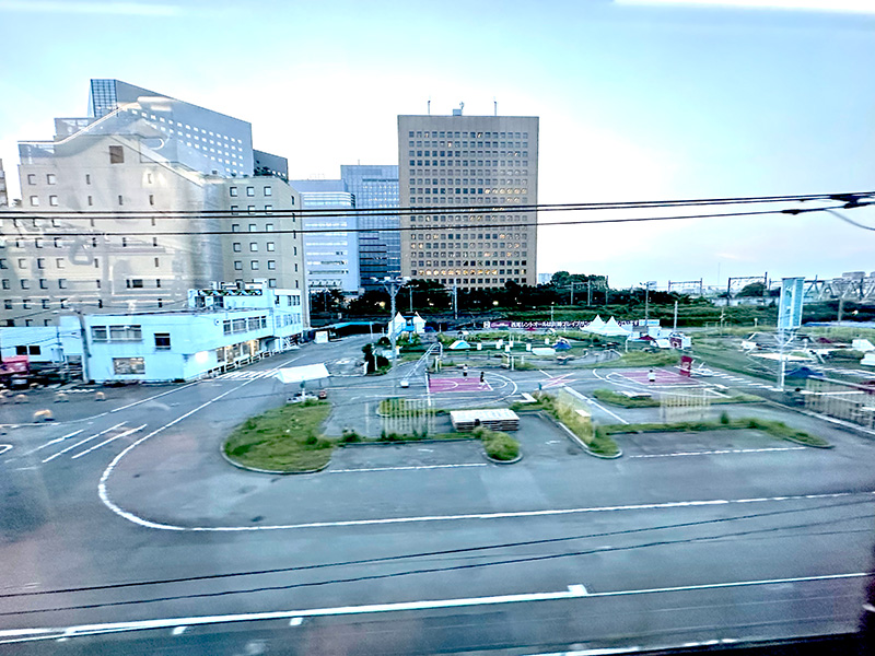 京æ¥å·åŽé§
ããåŸæ©4åã»ã©ã倿©å·ã®æ²³å·æ·ã«é¢ããå Žæã«ãããKawasaki SparkïŒã«ã¯ãµãã»ã¹ããŒã¯ïŒã